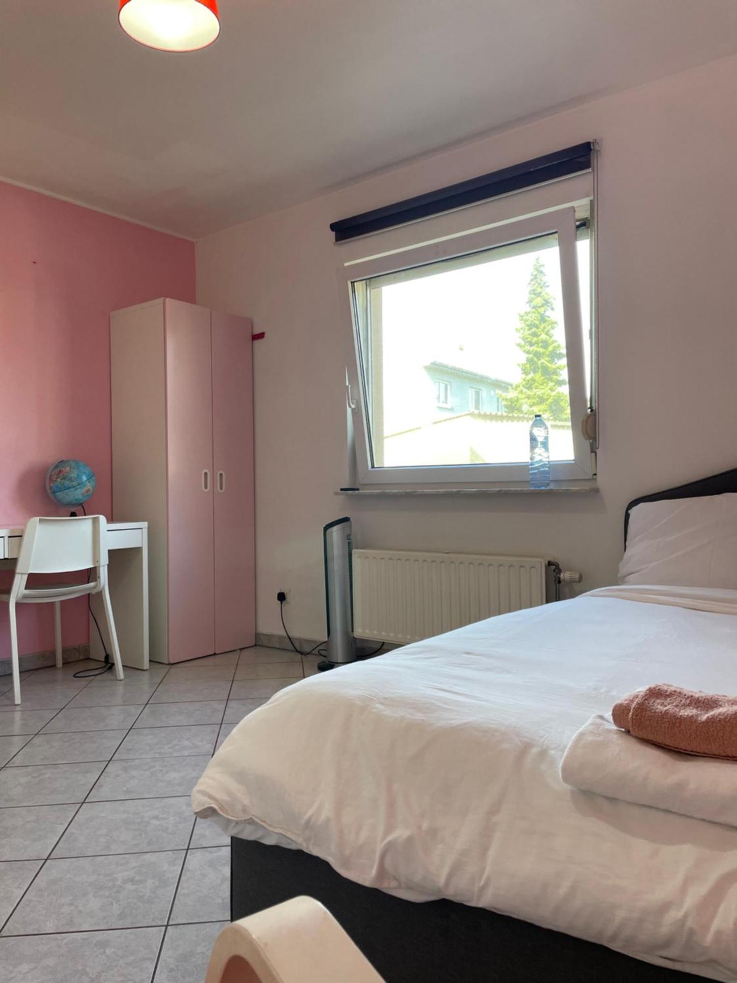 Large Room In Schuttrange Free Parking 10Mins To Airport Excellent Customer Services Exterior foto